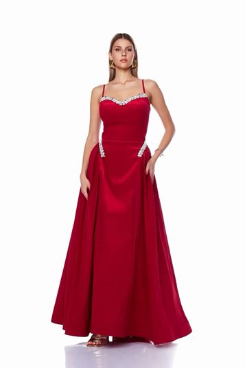 Abito da sera in taffetà impreziosito da pietre